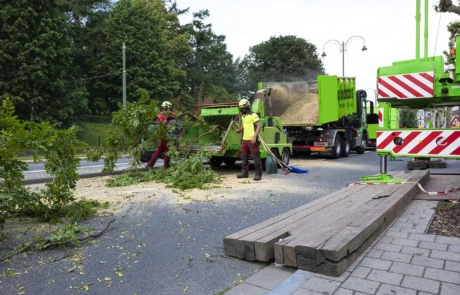 Équipe en action autour de la broyeuse