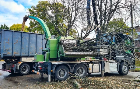 Camion-broyeur produisant des plaquettes de bois sur chantier