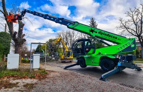 Chantier complet d’abattage urbain avec Diplodocus, pelle Komatsu et broyeur