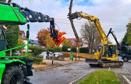 Coopération entre Diplodocus, pelle Komatsu et camion broyeur