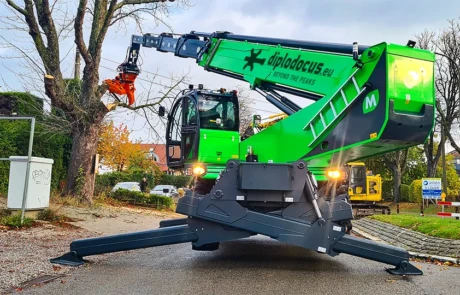 Grue télescopique d’abattage Diplodocus équipée d’une tête de coupe Woodcracker