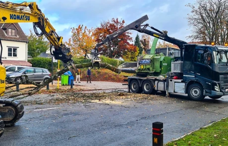 Pelle Komatsu alimentant une broyeuse de plaquettes forestières