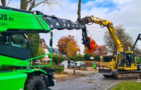 Transfert de branches abattues entre la grue télescopique Diplodocus et la pelle Komatsu